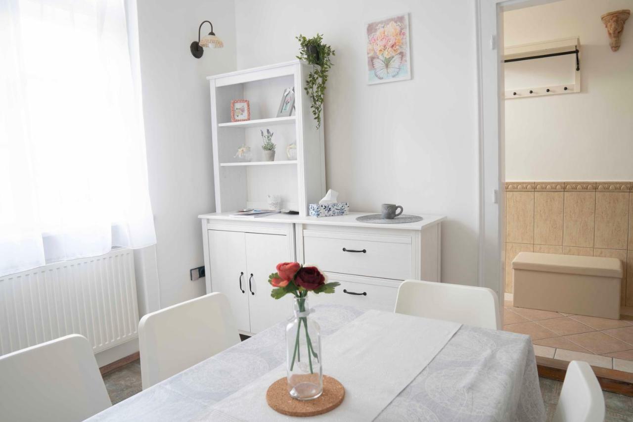 Katus Apartman Lägenhet Eger Exteriör bild